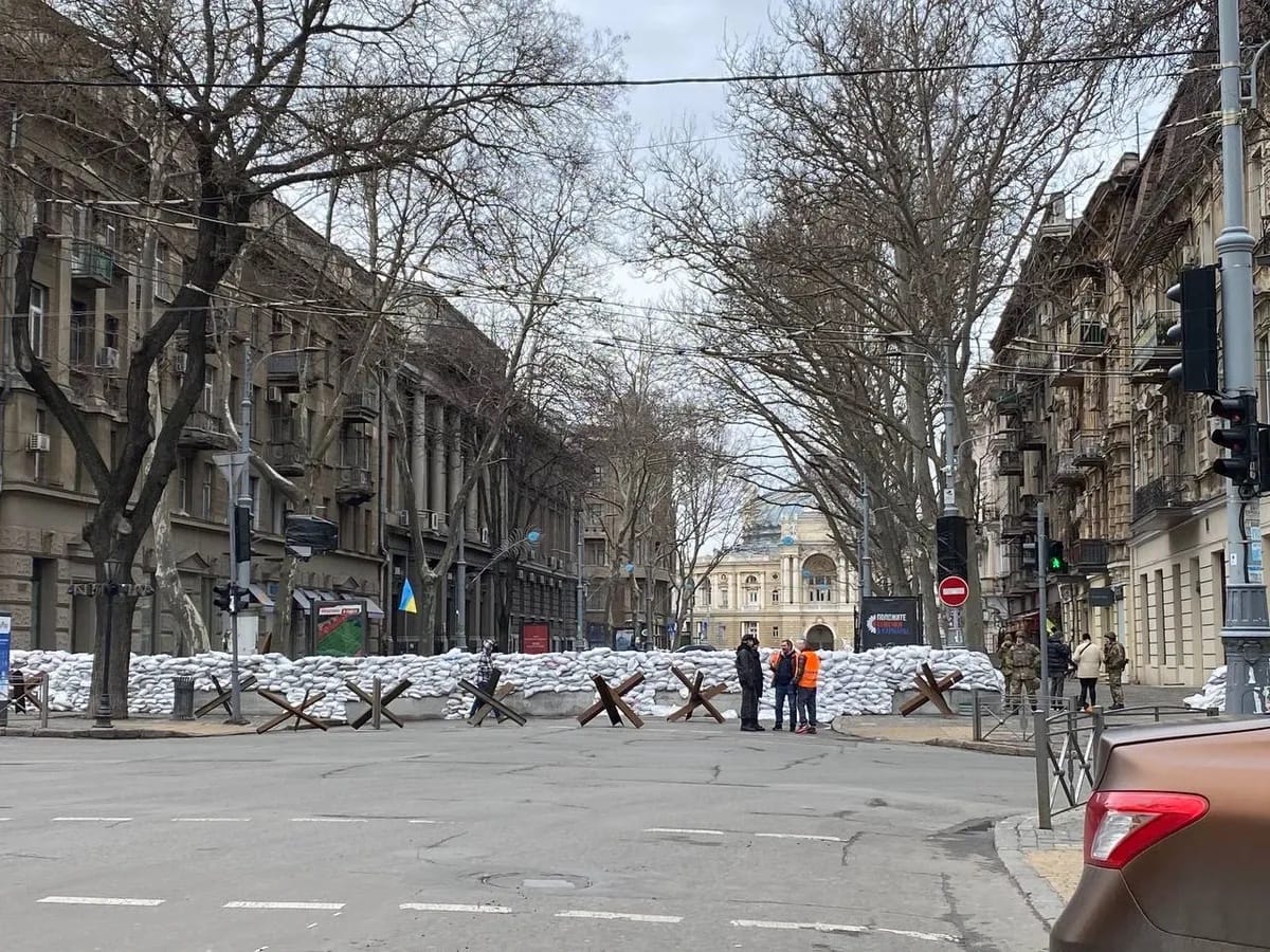 Одесса. Фотографии Костюченко. Противотанковые ежи и мешки с песком на фоне Оперного театра