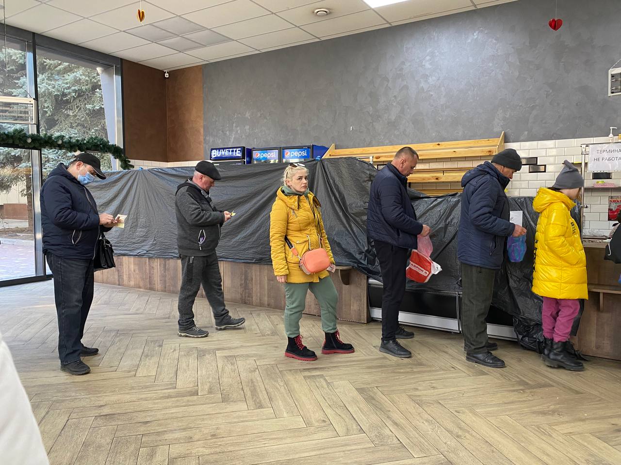 Херсонцы в очереди за хлебом. Батон стоит 25 гривен (86 рублей). Фото: Елена Костюченко