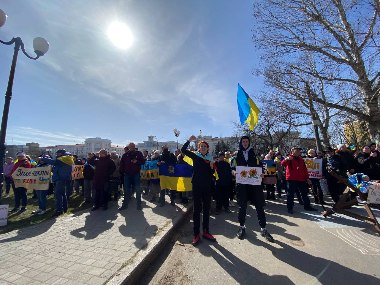 Митинг против войны на главной площади Херсона — каждый день в 12:00. Самые массовые — по воскресеньям.