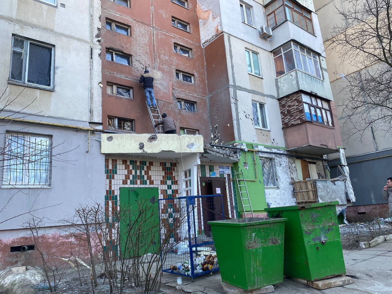 Метровую дыру в доме 2 по улице Тарле заделывают металлической заплаткой. Фото: Елена Костюченко