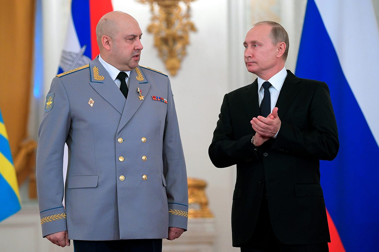 Август 2021 года. Владимир Путин присвоил главнокомандующему Воздушно-космическими силами (ВКС) России генералу-полковнику Сергею Суровикину воинское звание генерала армии
