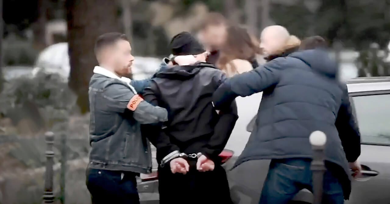 Петр Павленский в наручниках, задержание на улице за "вторжение в частную жизнь"