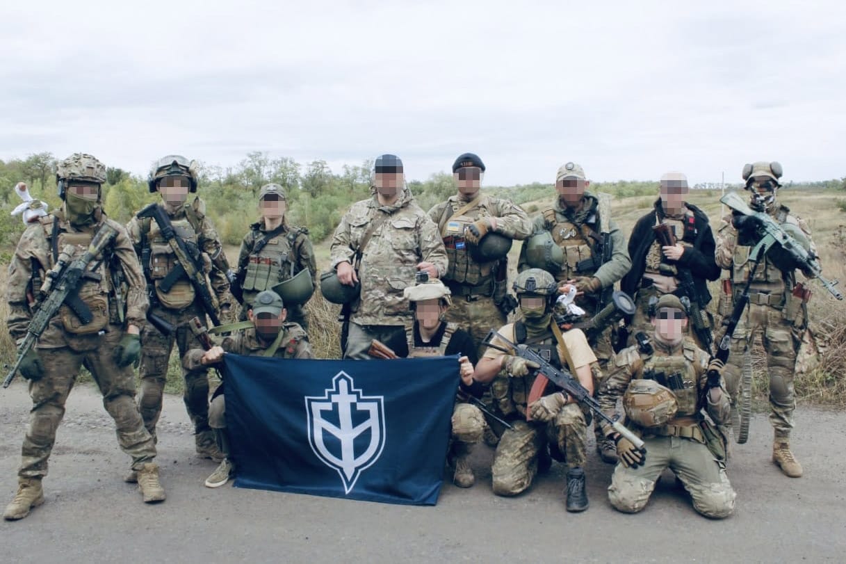 «Русский добровольческий корпус» в военной форме, лица заблюрены
