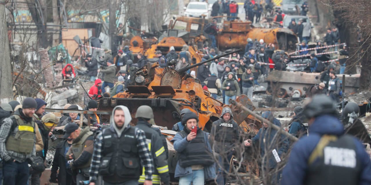 Журналисты в Буче через несколько дней после освобождения города.
