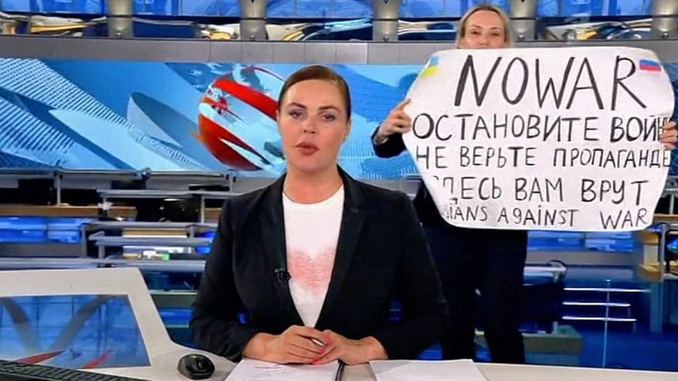 Марину Овсянникову лишили родительских прав. Журналистка с плакатом в эфире Первого канала