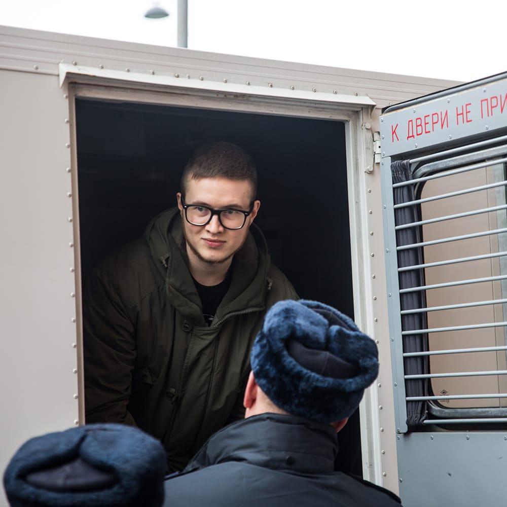 Виктор Филинков, осужденный по делу «Сети», выходит из автобуса для заключенных. Письмо политзаключенным.