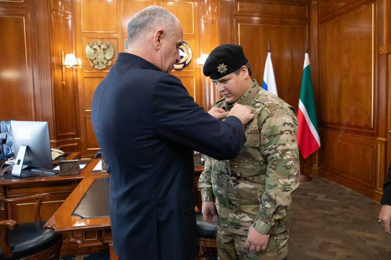 Права человека в России. Рашид Темрезов вручает Адаму Кадырову орден «За заслуги перед Карачаево-Черкесией»