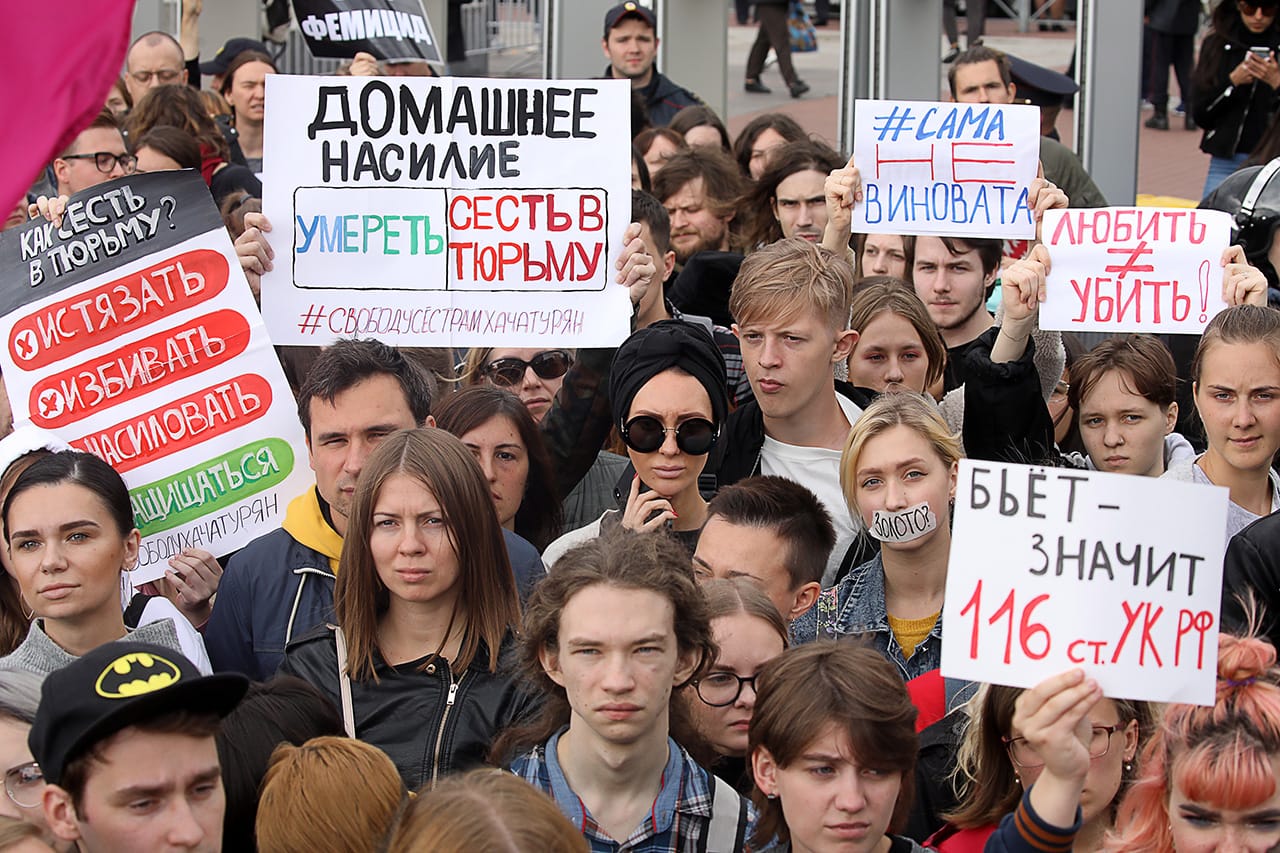 Права человека в России. Участники митинга в поддержку сестер Хачатурян, выступающих за справедливость в отношении женщин, вынужденных защищать себя и за принятие закона о домашнем насилии, Санкт-Петербург 4 августа 2019 года.