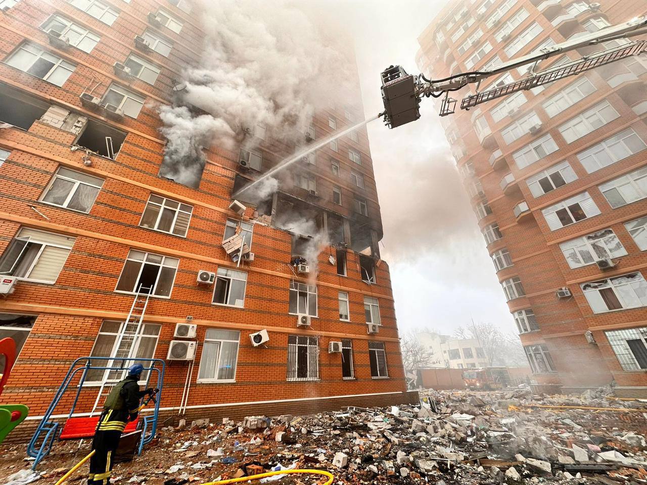 Поврежденный жилой дом в Одессе после ракетного удара, 29 декабря 2023 года. Самый массированный обстрел Украины за долгое время.