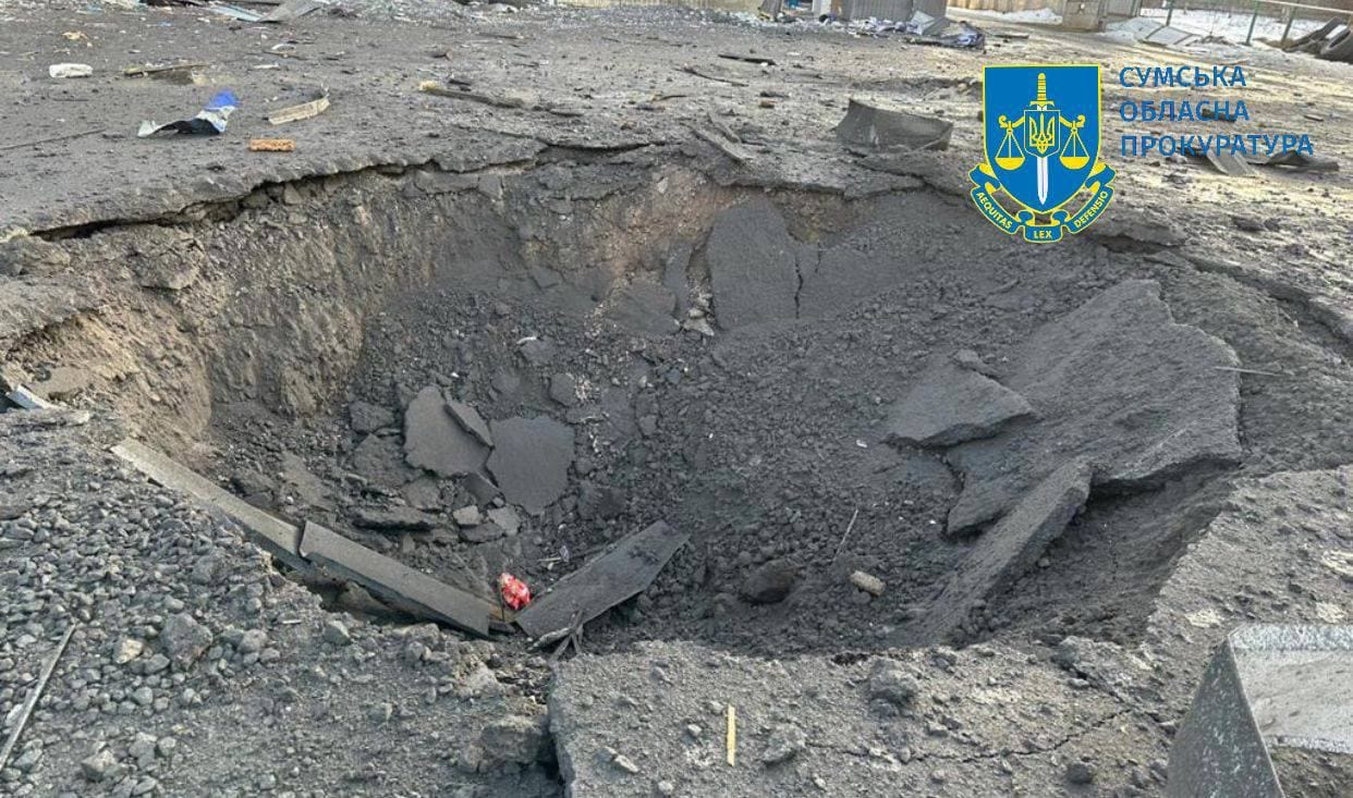Воронка после ракетного удара в Конотопе. Фото: Сумская областная прокуратура.