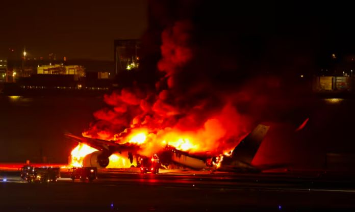 В аэропорту Токио загорелся пассажирский самолет Japan Airlines