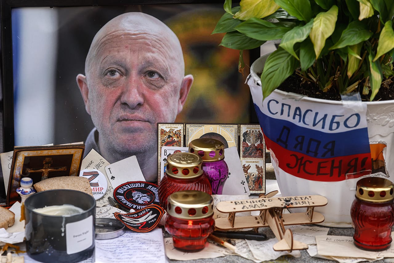 Портрет Евгения Пригожина рядом с табличкой «Спасибо дяде Жене» на неформальном мемориале в его честь в Москве, 3 сентября 2023 года.