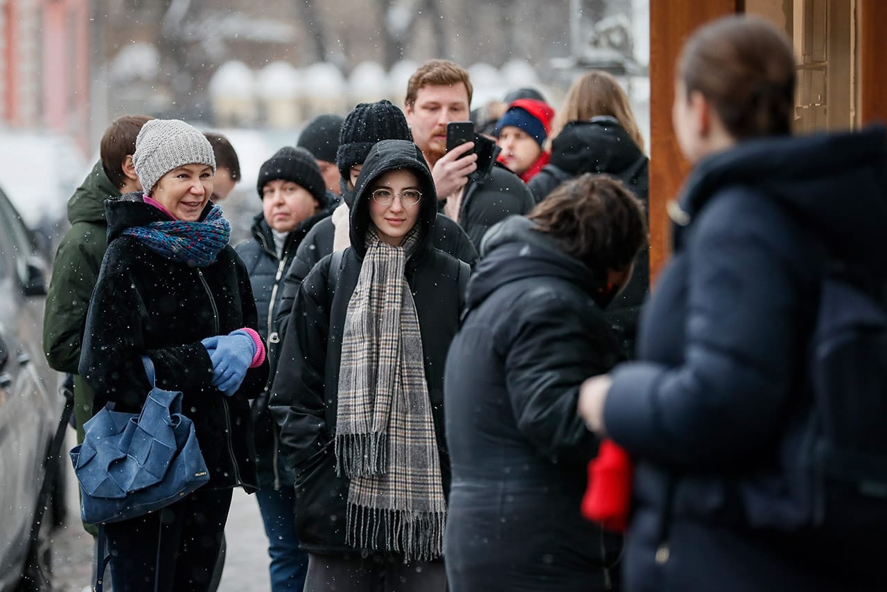 Очереди из людей, которые хотят поставить подписи за Бориса Надеждина в Москве. 25 января 2024 года