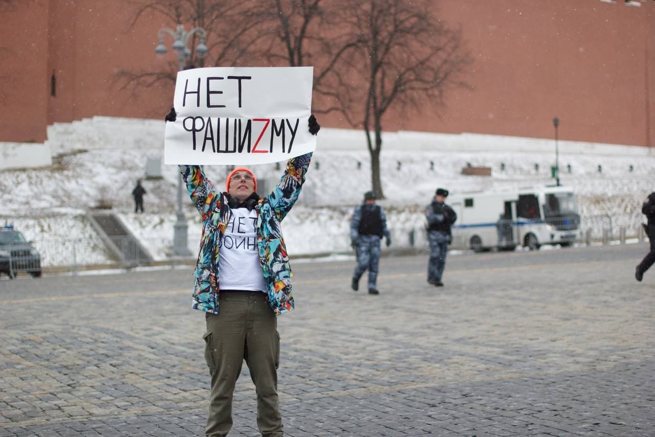 Активист Сергей Чернов с&nbsp;антивоенным плакатом «Нет фашиzму» на&nbsp;Красной площади в&nbsp;Москве, 27&nbsp;марта 2022&nbsp;года. Сергей и фотограф были задержаны.