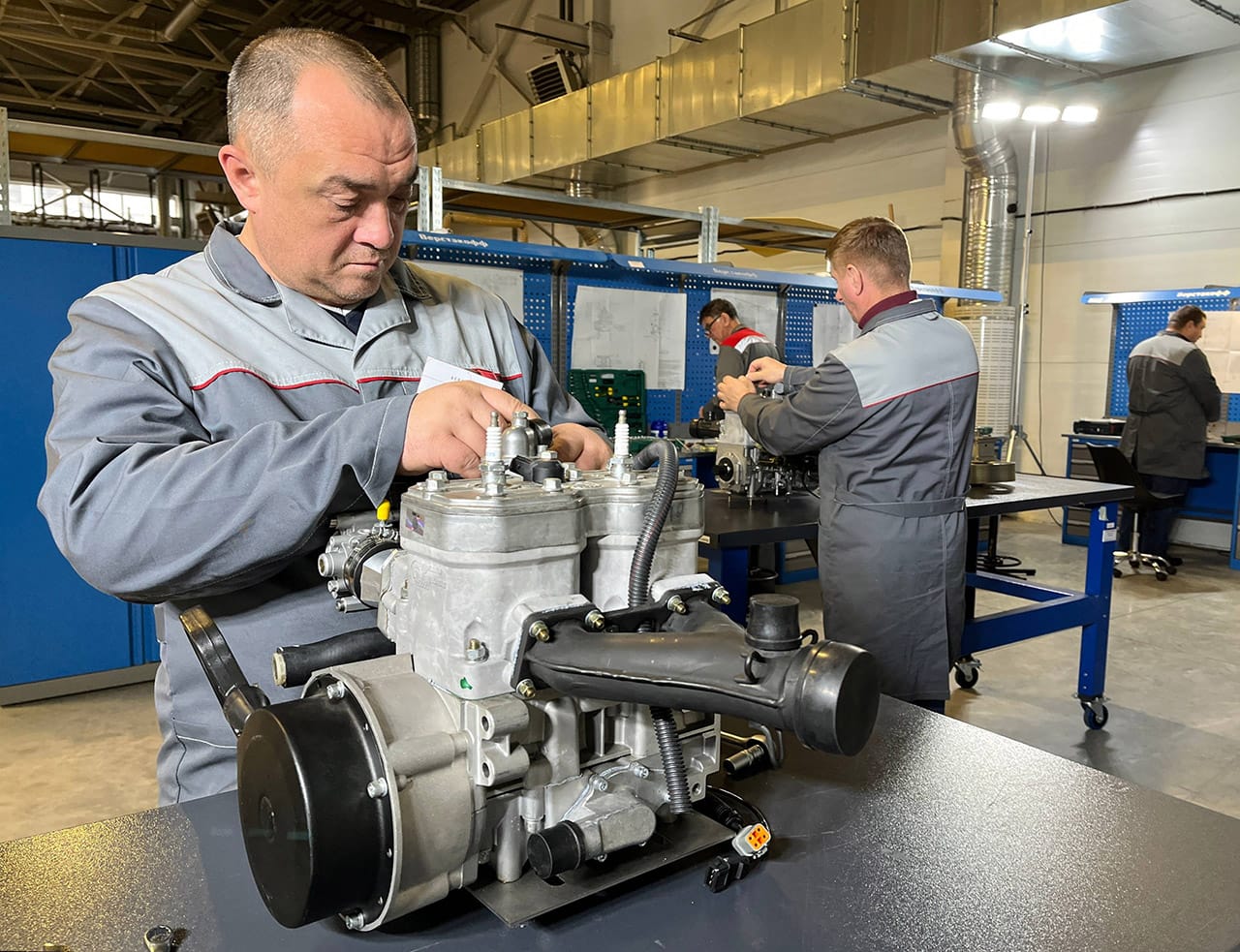Сотрудники работают в цехе сборки вертолетных беспилотных авиационных комплексов БПЛА на заводе группы компаний «Аэромакс» в индустриальном парке «Руднево». Москва, 17 ноября 2023 года.