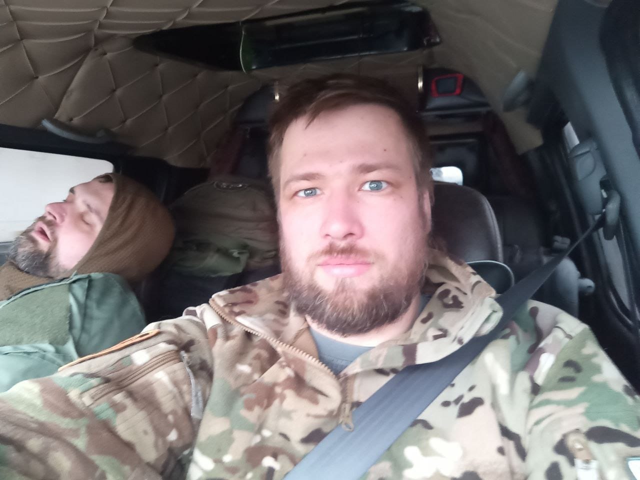 «На переднем плане — связист Киба, который уже начал постить некоторые итоги поездки, начало которой вы видите на этом фото. На заднем плане сплю я».)&nbsp;Фото: телеграм-канал Андрея Морозова