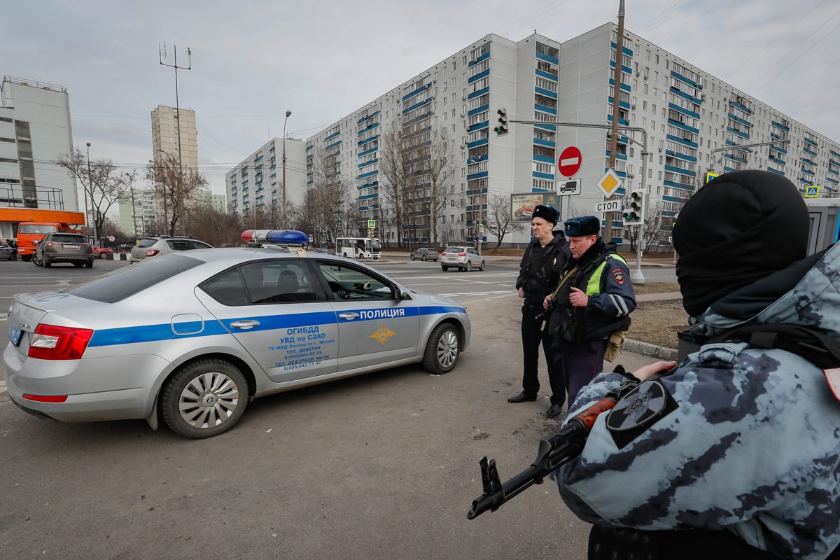 Сотрудники полиции патрулируют улицу после теракта в&nbsp;концертном зале «Крокус Сити Холл» в Подмосквье, 26&nbsp;марта 2024&nbsp;года.