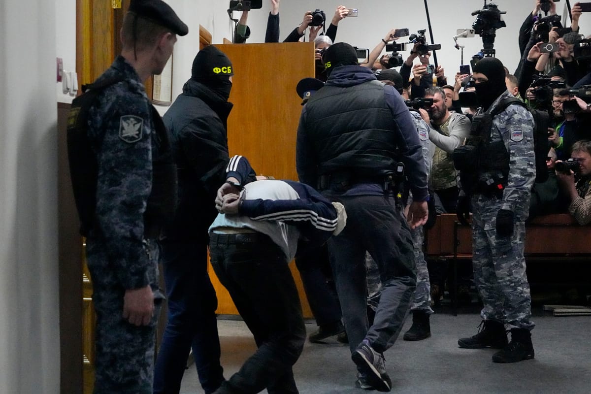 Подозреваемого в&nbsp;стрельбе в&nbsp;«Крокус Сити Холл» сотрудники полиции выводят из&nbsp;зала суда в&nbsp;Москве, 24&nbsp;марта 2024&nbsp;года.