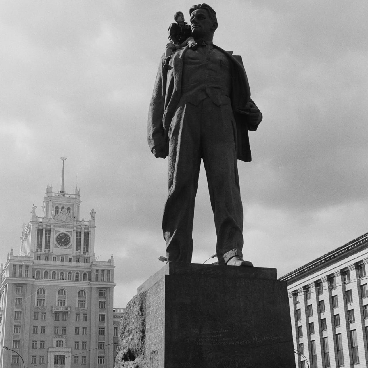 Анатолий Осмоловский на памятнике Маяковскому