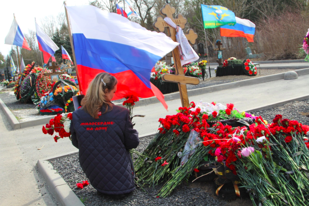 Цветы с мемориала жертвам теракта в «Крокусе» перенесли на могилы погибших военных