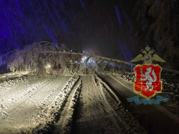 Свердловскую область накрыл аномальный снегопад