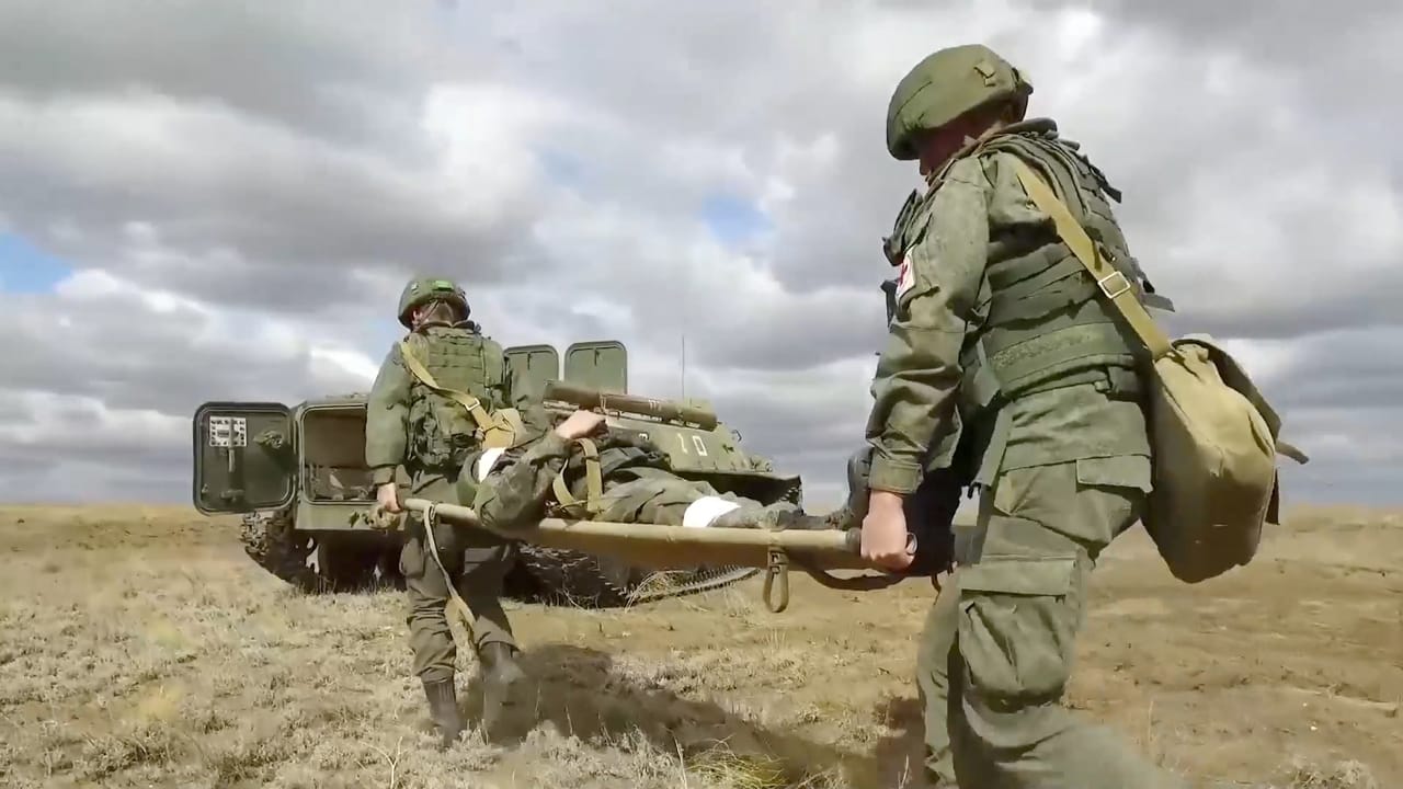 Солдаты российской армии выносят раненых на поле боя в прифронтовой полосе
Медики рассказали об оказании помощи на передовой