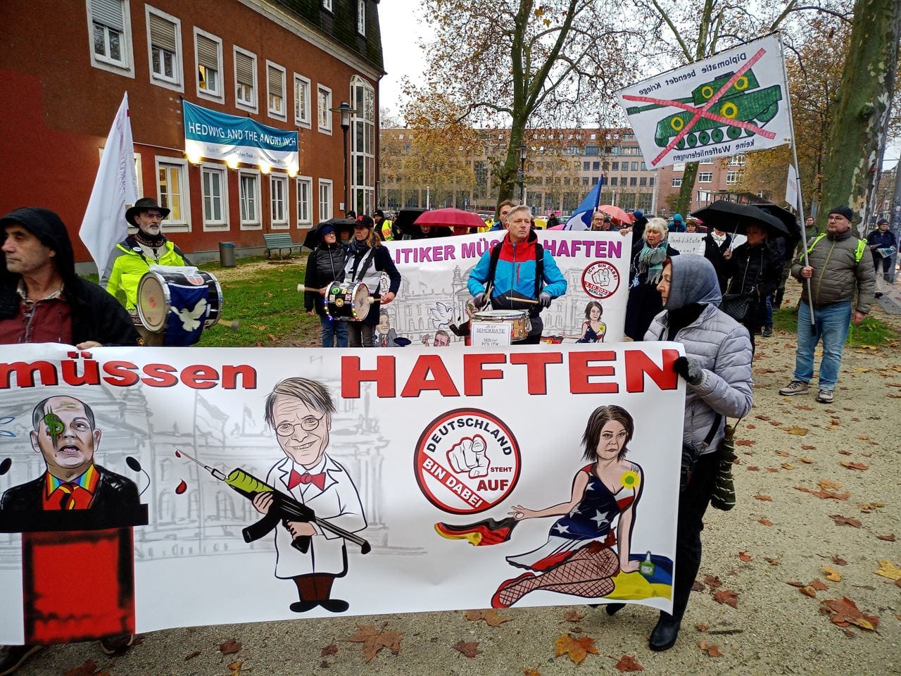 Митингующие с плакатами AKiZ в Саарбрюккен, 18 ноября 2023 года. Фото: roteliniesaarbruecken / Telegram