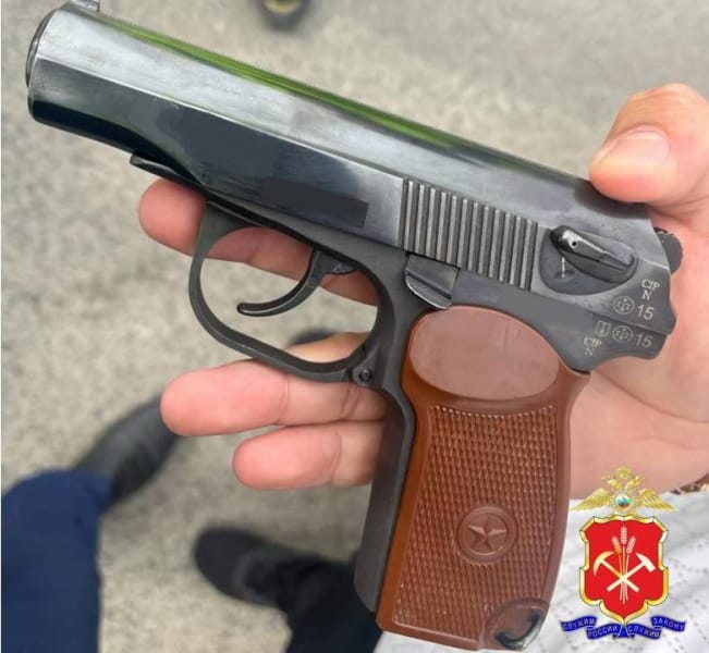 В Кемерове мужчины устроили перестрелку во дворе жилого дома