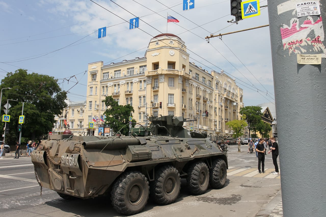 Бронетехника ЧВК «Вагнер» перед штабом Южного военного округа России в&nbsp;Ростове-на-Дону, 24&nbsp;июня 2023&nbsp;года