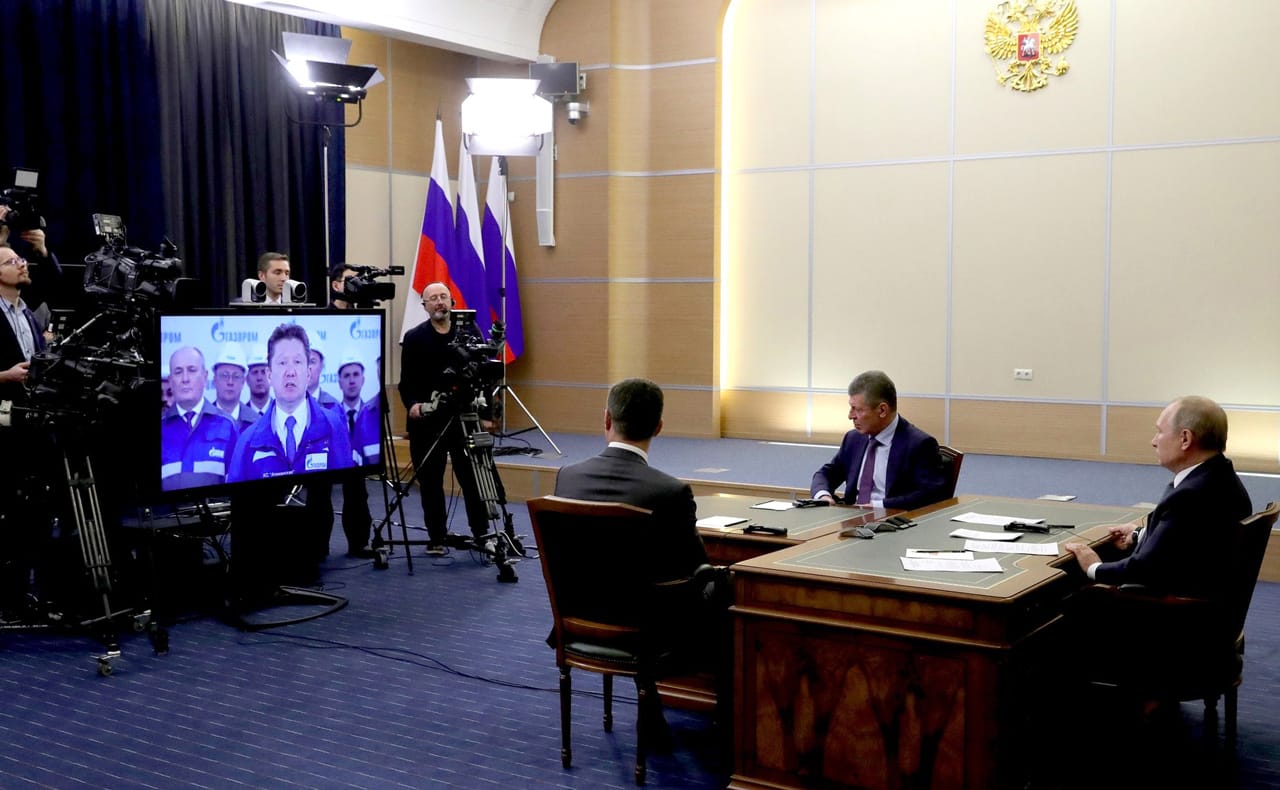 Владимир Путин с министром энергетики Александром Новаком (слева) и Заместителем Председателя Правительства Дмитрием Козаком в ходе церемонии ввода в эксплуатацию газопровода «Сила Сибири»