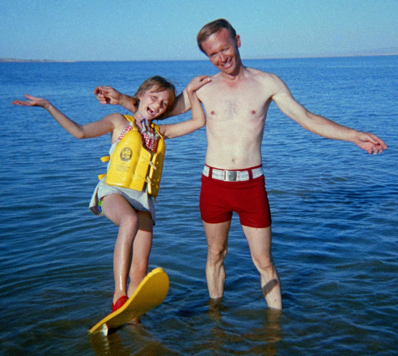Джен Броберг и Роберт Берхтольд катаются на водных лыжах в 1973 году
