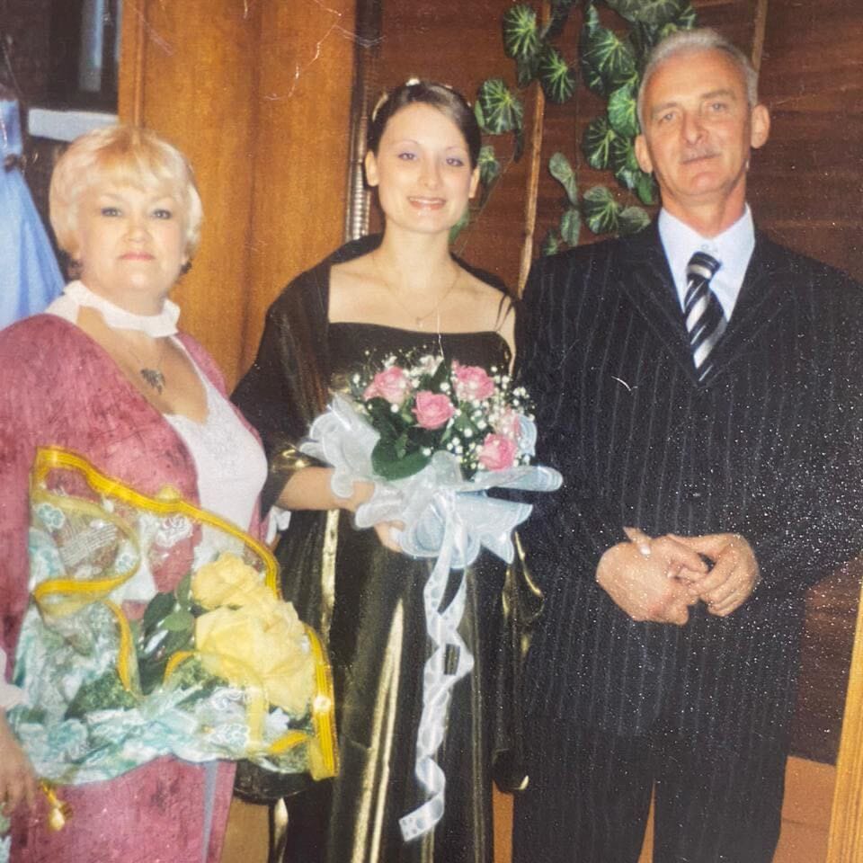 Лилия с родителями после росписи с первым мужем. Я употребляла наркотики 25 лет