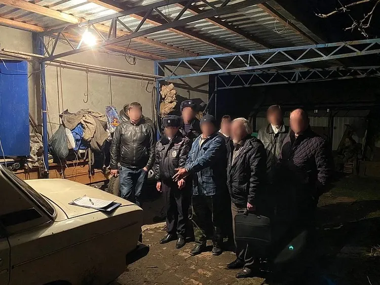 Полицейские и следователи с задержанным Николаем Мишиным. Фото пресс-службы СКР по Краснодарскому краю.