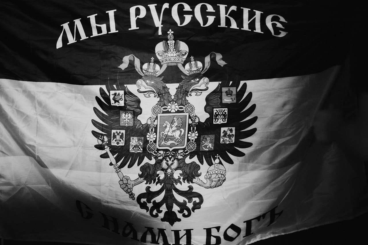 В комнате Максин висит имперский флаг — в ее систему ценностей это вполне укладывается