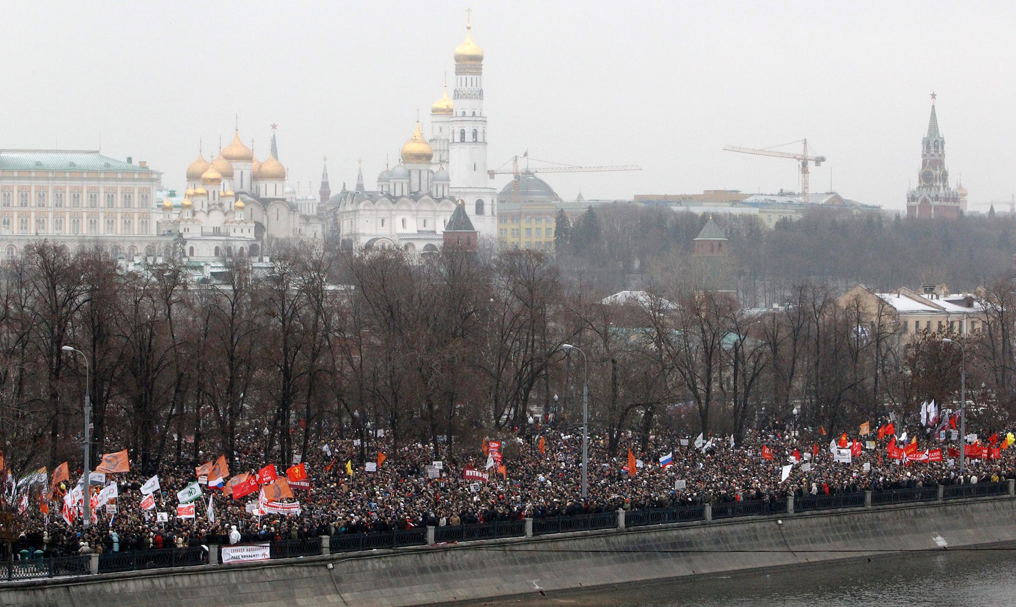 Протестный митинг против нарушений во время парламентских выборов на Болотной площади в Москве 10 декабря 2011 года