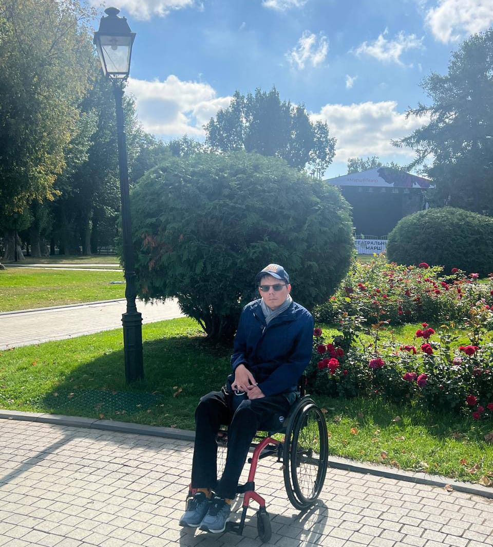 Петр на инвалидной коляске