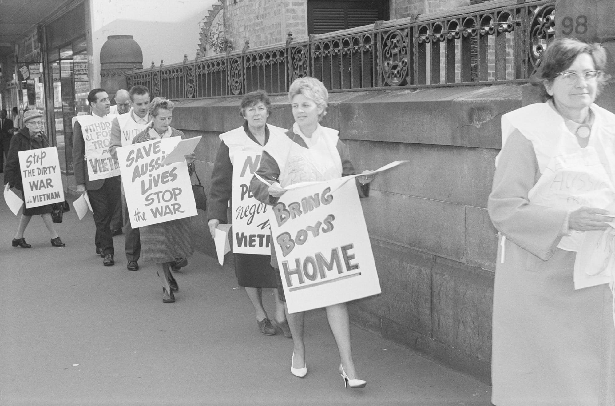 Антивоенный протест на Виньярд-стрит в Сиднее, 8 апреля 1965 года. Надпись на плакате в центре: «Верните мальчиков домой»