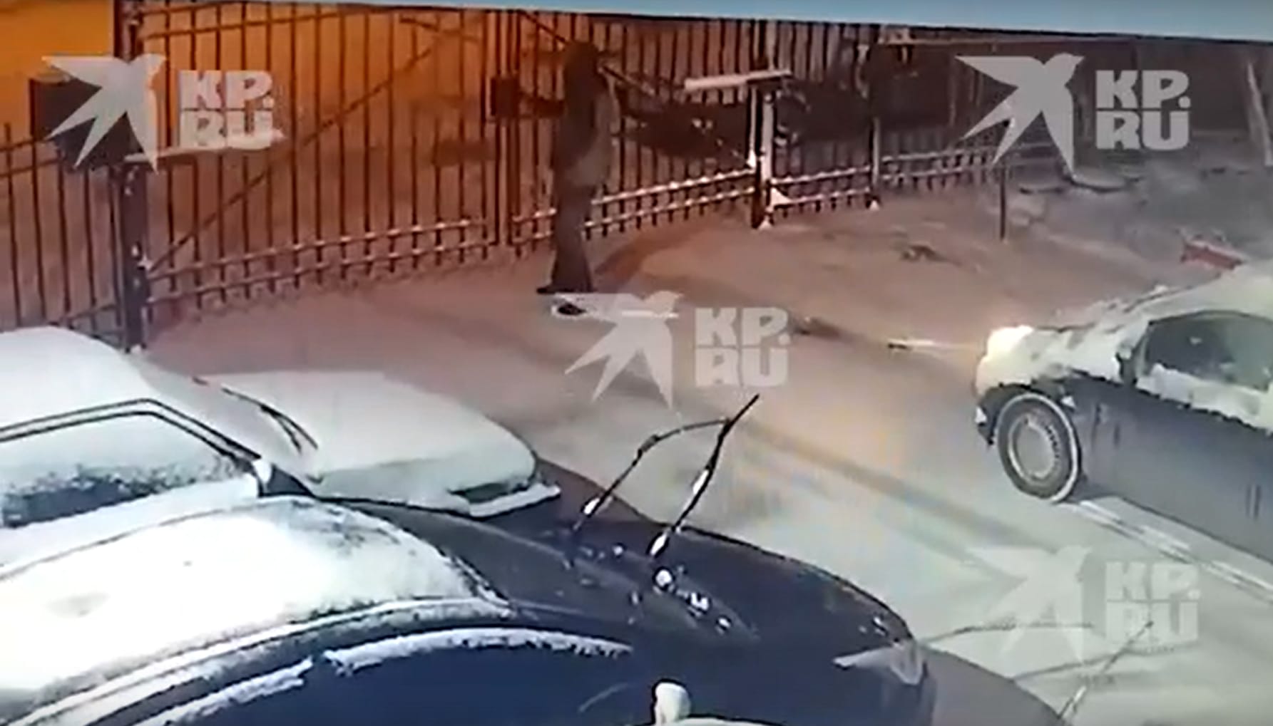 Олег Щеголихин у ворот. В Екатеринбурге мужчина похитил и пытал бывшую девушку, а потом повез ее на кладбище. Ей чудом удалось спастись.