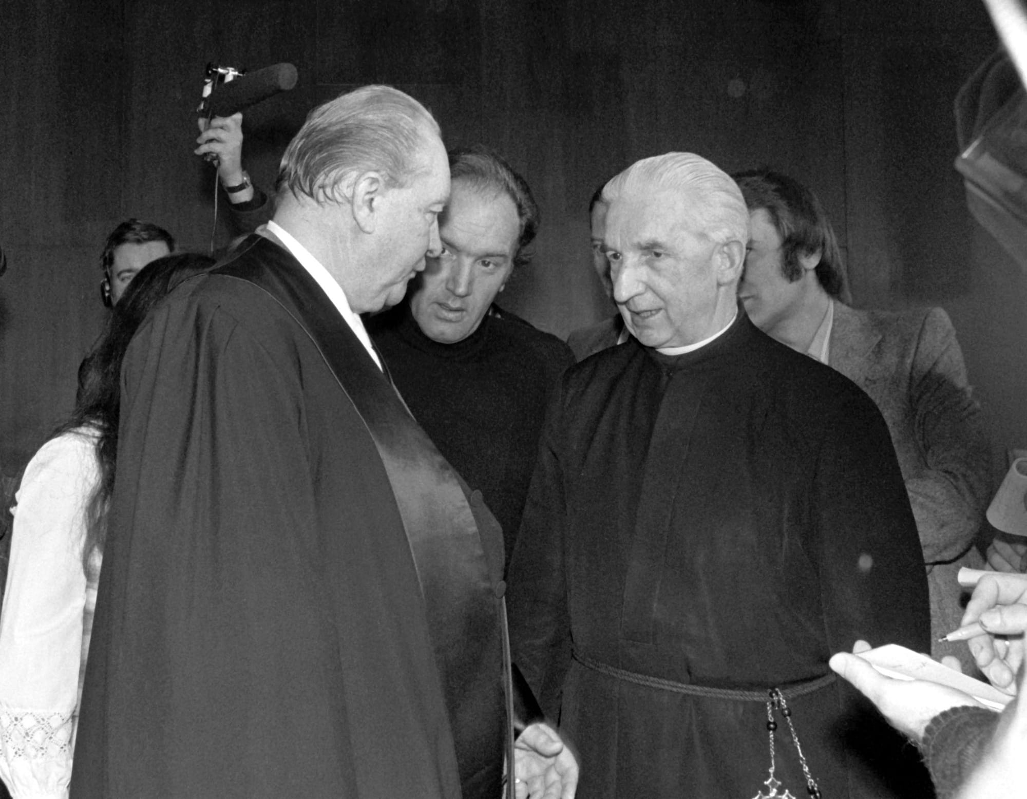 Адвокат Эрих Шмидт-Лейхнер (слева) с о. Арнольдом Ренцем в районном суде Ашаффенбурга. 30 марта 1978 года