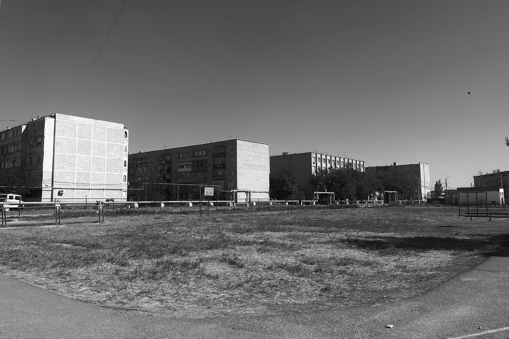 Поле на фоне панельных домов в городе Кызылорда