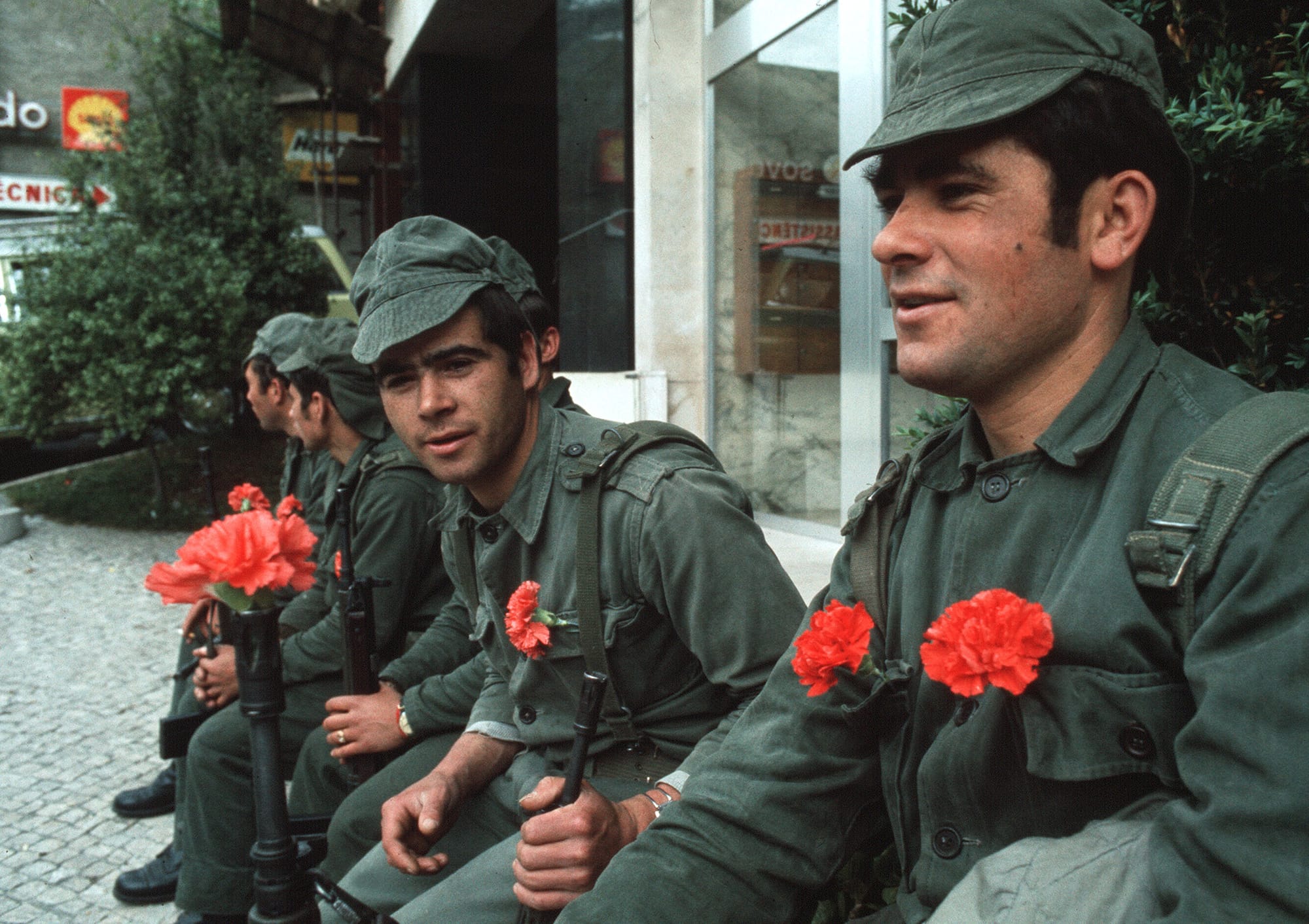 Португалия — 50 лет назад, 25 апреля 1975 года, в Португалии прошли первые свободные выборы. Годом ранее недовольные диктатурой офицеры португальской армии организовали военный переворот и за сутки добились отставки главы государства. С первых же часов восстания на улицы Лиссабона вышли жители, которые поддерживали военных — пели с ними песни и дарили им цветы. Революция гвоздик — в галерее «Холода».