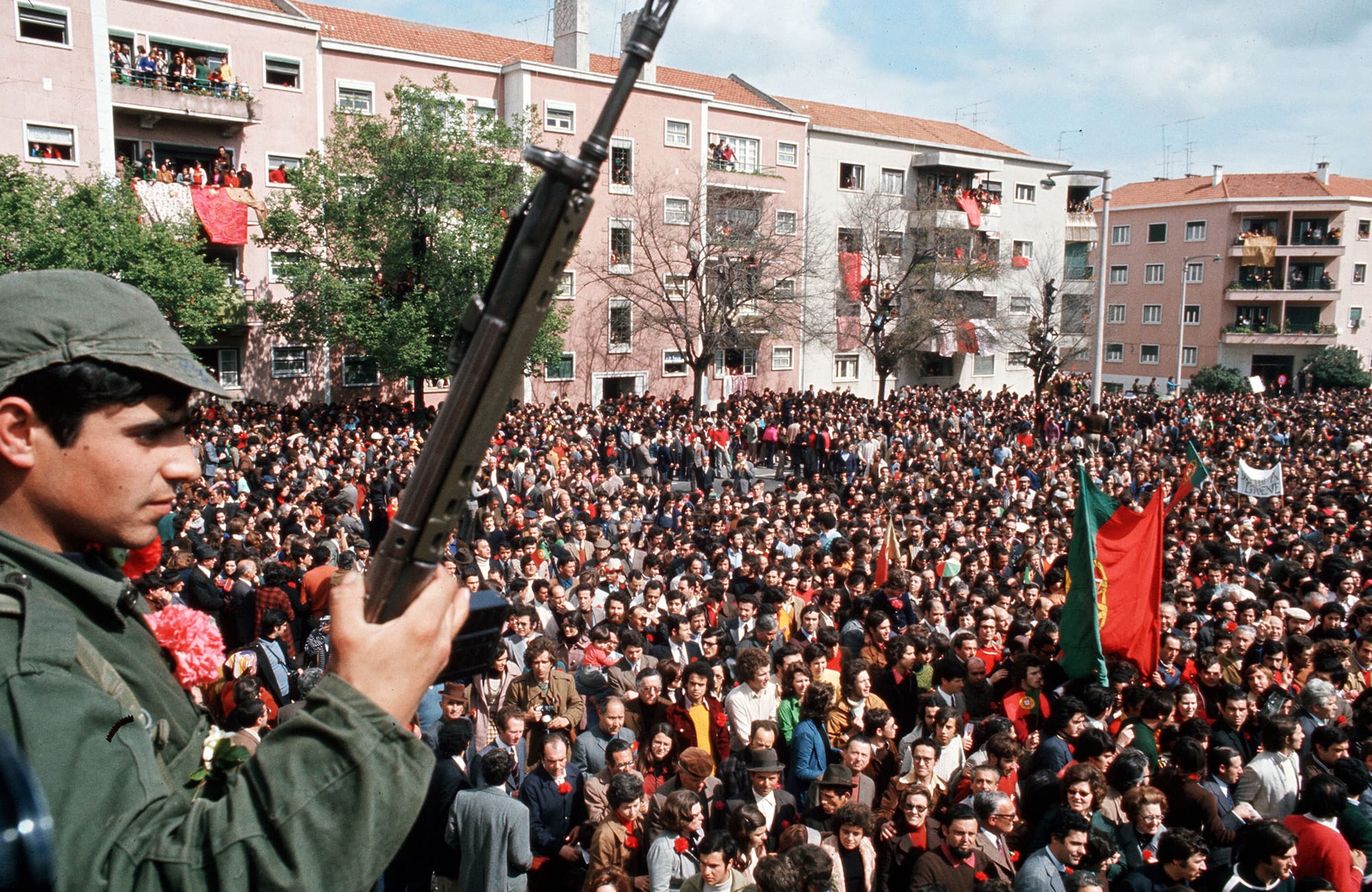 Португалия — 50 лет назад, 25 апреля 1975 года, в Португалии прошли первые свободные выборы. Годом ранее недовольные диктатурой офицеры португальской армии организовали военный переворот и за сутки добились отставки главы государства. С первых же часов восстания на улицы Лиссабона вышли жители, которые поддерживали военных — пели с ними песни и дарили им цветы. Революция гвоздик — в галерее «Холода».