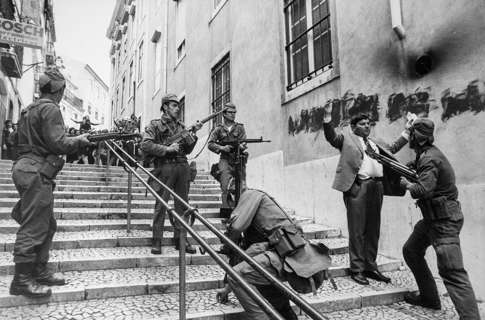 Португалия — 50 лет назад, 25 апреля 1975 года, в Португалии прошли первые свободные выборы. Годом ранее недовольные диктатурой офицеры португальской армии организовали военный переворот и за сутки добились отставки главы государства. С первых же часов восстания на улицы Лиссабона вышли жители, которые поддерживали военных — пели с ними песни и дарили им цветы. Революция гвоздик — в галерее «Холода».