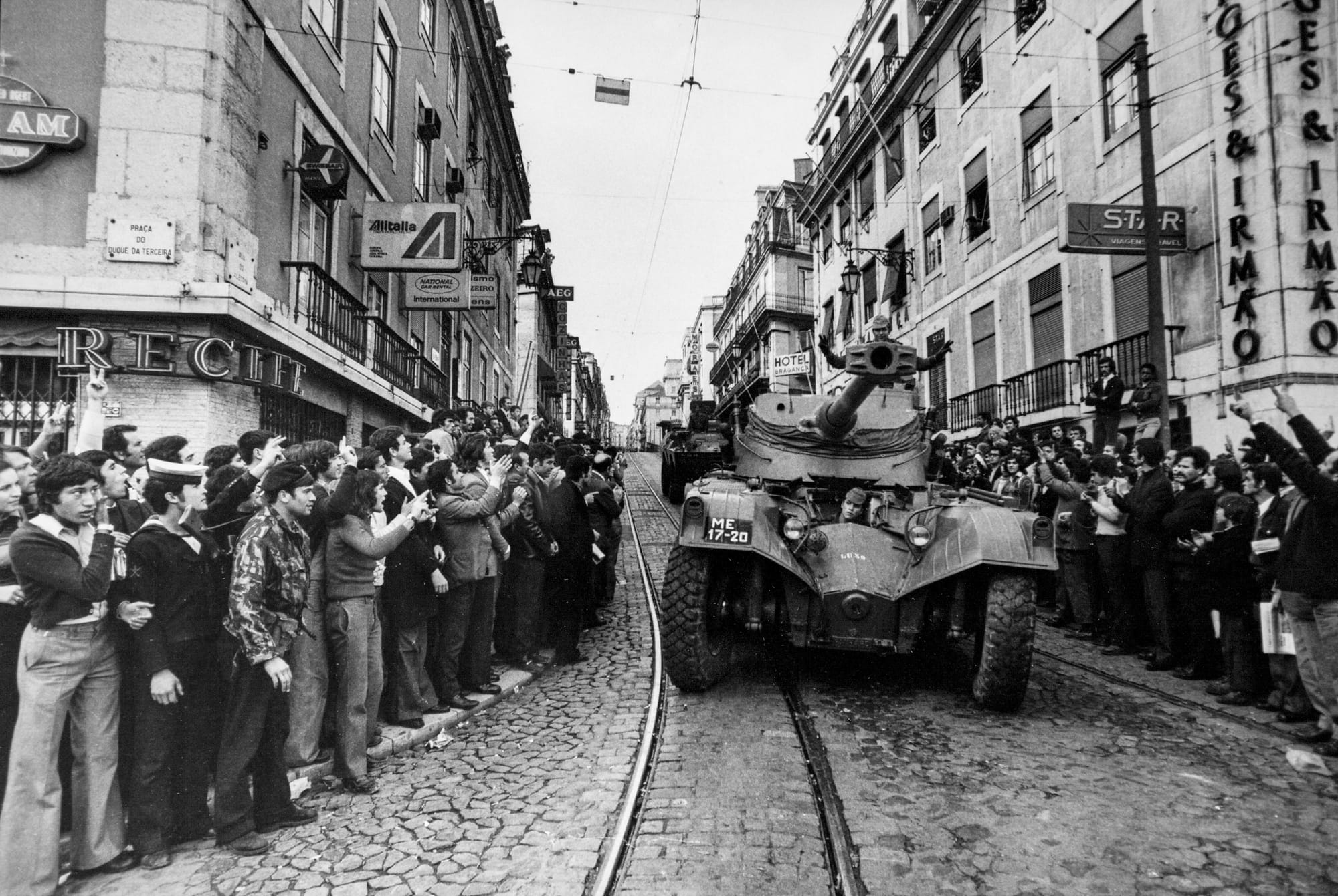 Португалия — 50 лет назад, 25 апреля 1975 года, в Португалии прошли первые свободные выборы. Годом ранее недовольные диктатурой офицеры португальской армии организовали военный переворот и за сутки добились отставки главы государства. С первых же часов восстания на улицы Лиссабона вышли жители, которые поддерживали военных — пели с ними песни и дарили им цветы. Революция гвоздик — в галерее «Холода».