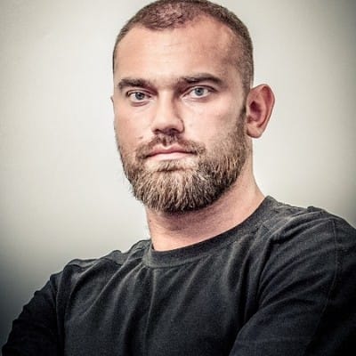 Приковал и убив жену: Сергей Чибисов встречал свою жену Ирину с работы, приносил ей обеды, а зимой расчищал снег у магазина, где она работала. Супруги много времени проводили вместе: играли в волейбол с сыном-подростком, выгуливали собак. 6 июля их тела нашли в квартире в Подмосковье — Сергей приковал Ирину наручниками и пытал, а потом покончил с собой. Что произошло в «дружной» семье из Подмосковья — в материале «Холода».