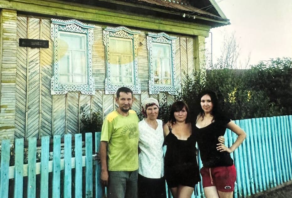 Мои родители глухие и я долго их стеснялась