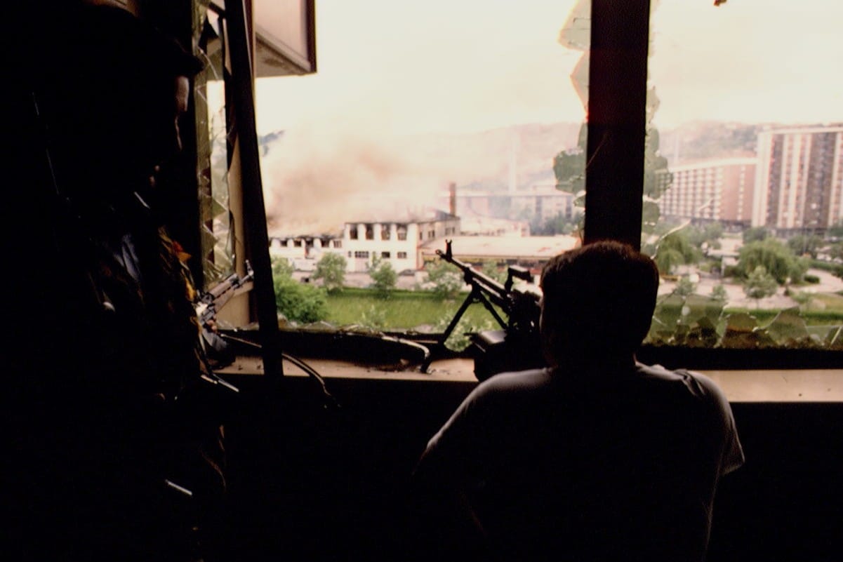 снайпер в окне в Сараево, 90-е
