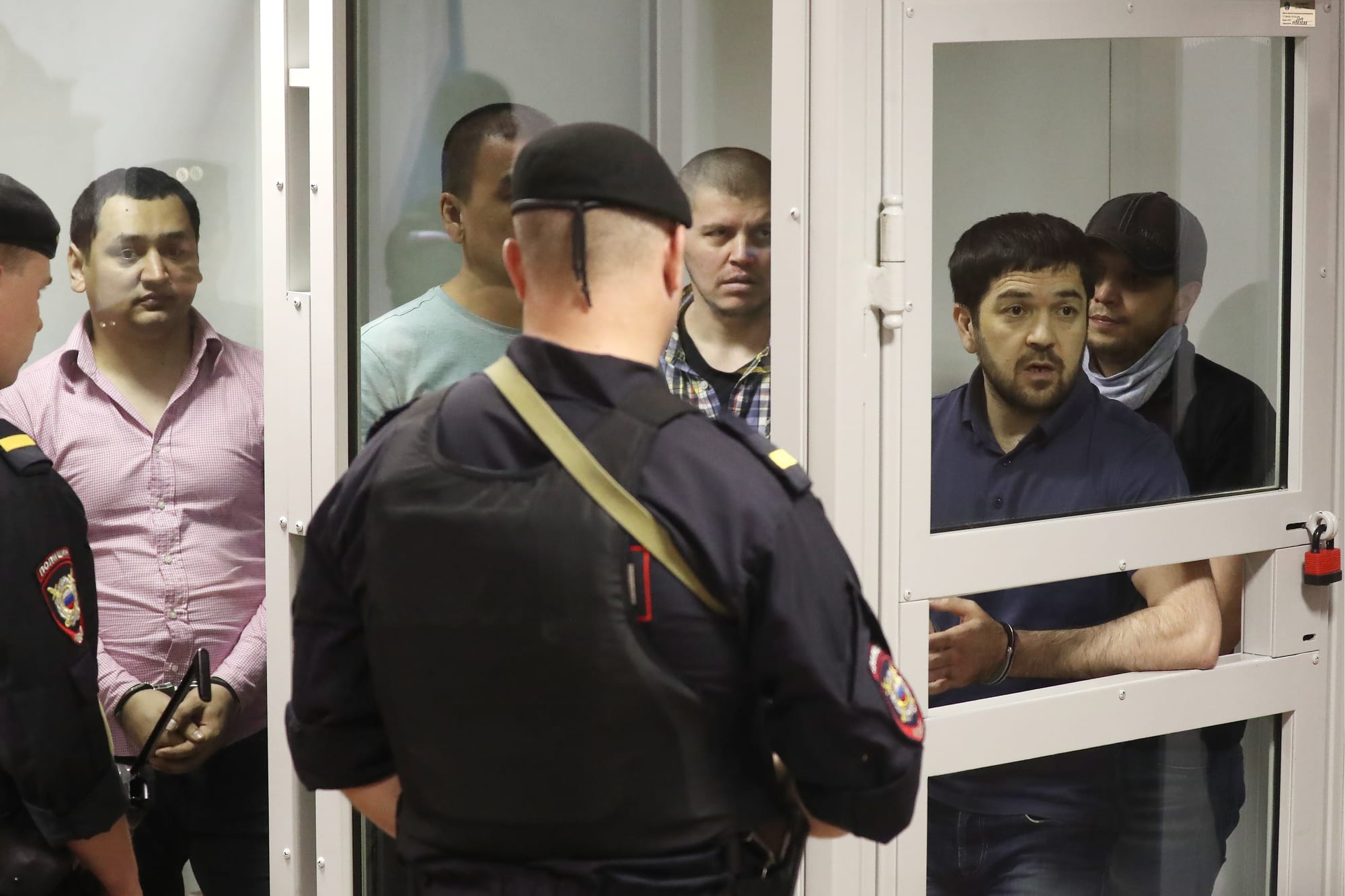 Хазратхон Додохонов, Анвар Улугмурадов, Зафарджон Гулямов, Умар Хасанов и Шерджон Кодиров в суде в 2018 году.