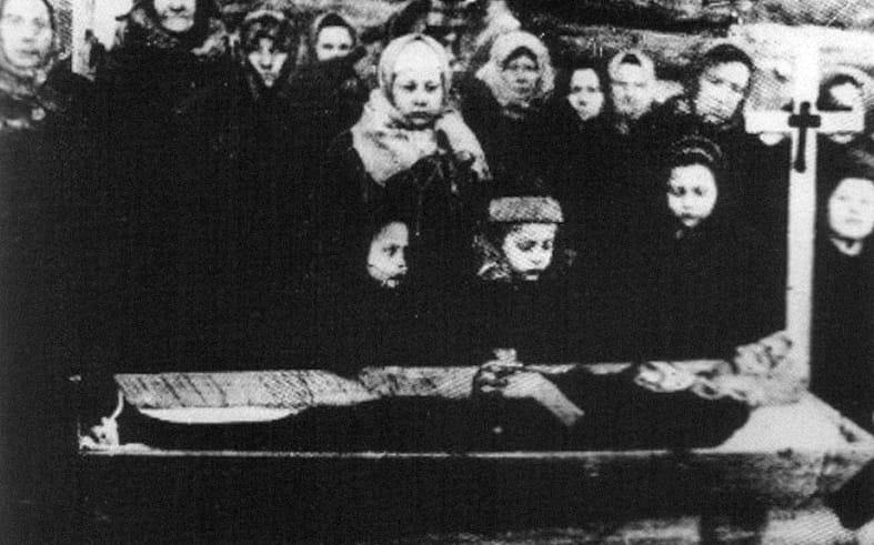 Похороны Эльжбеты Пликунене. У гроба стоят ее дети и собравшиеся ссыльные, пришли проводить ее в последний путь