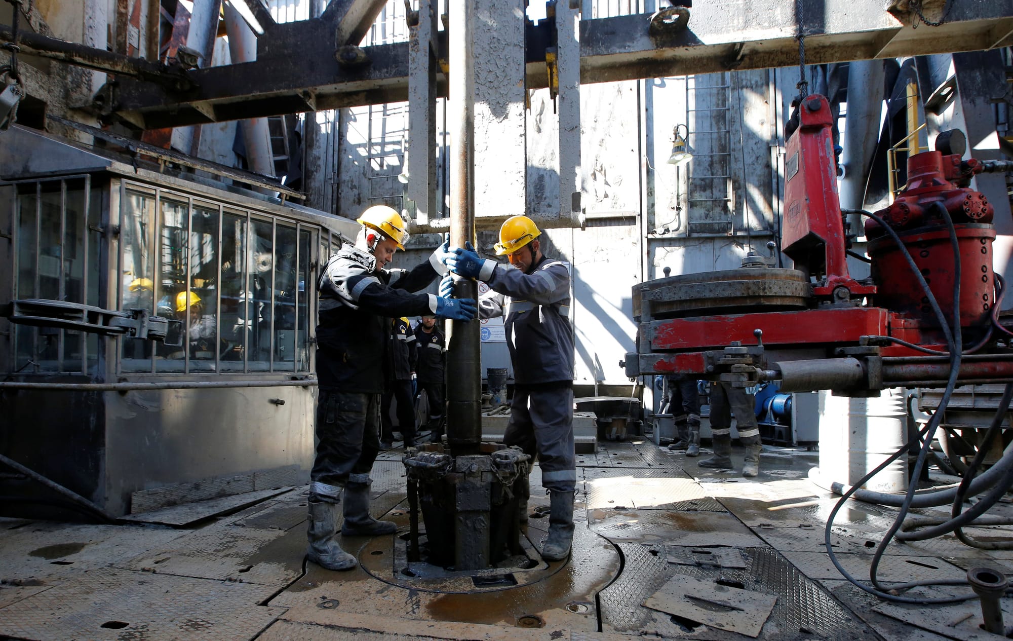 Сотрудники работают на буровой установке на принадлежащем «Роснефти» Приразломном нефтяном месторождении под Нефтеюганском.